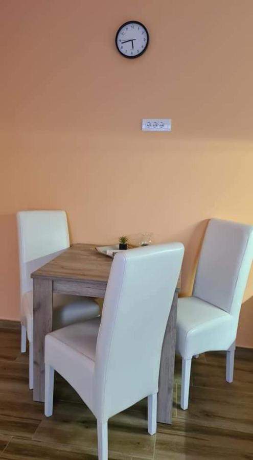 Ales Apartman Sombor Buitenkant foto